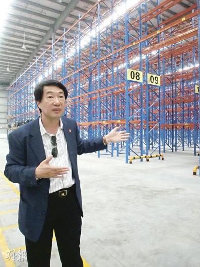 利豐物流高級副總裁雷瑞強表示,由於成都的物流中心位於地震帶,會設有具防震能力的貨架。(羅湋楠攝) 利豐物流高級副總裁雷瑞強表示,由於成都的物流中心位於地震帶,會設有具防震能力的貨架。(羅湋楠攝)