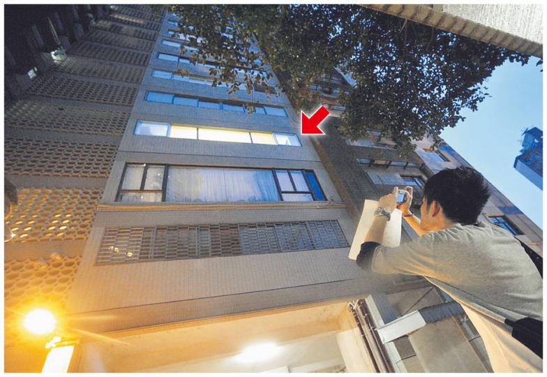 屋宇署人員昨前往署長區載佳的豪園住所視察拍照,並到戶外拍攝其家中的封窗露台(亮燈單位,箭嘴示),逗留逾1小時後,才將蒐集得來的資料帶返署,調查區有否「知法犯法」。(余俊亮攝)(明報製圖) 屋宇署人員昨前往署長區載佳的豪園住所視察拍照,並到戶外拍攝其家中的封窗露台(亮燈單位,箭嘴示),逗留逾1小時後,才將蒐集得來的資料帶返署,調查區有否「知法犯法」。(余俊亮攝)(明報製圖)