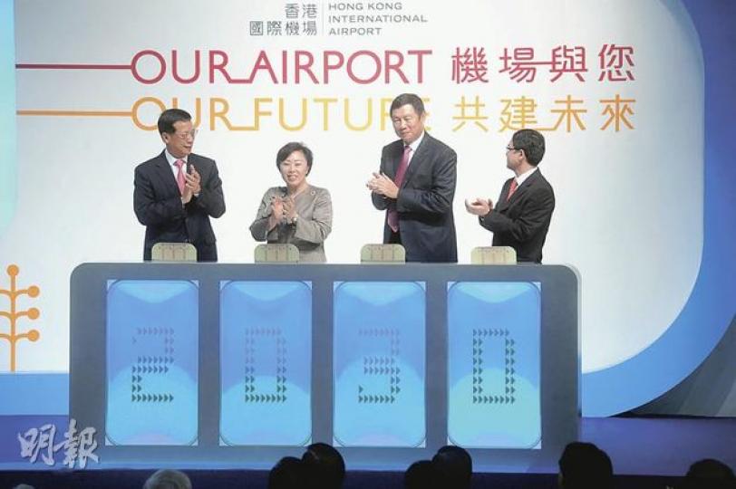 機管局昨發表「香港國際機場2030規劃大綱」,運輸及房屋局長鄭汝樺(左二)、機管局主席張建東(右二)及行政總裁許漢忠(左一)大力推銷興建第三條跑道,規劃大綱是從估計現時至2030年的航空客運需求開始,得出若不建新跑道香港機場至2020年便會飽和的結論。(尹錦恩攝) 機管局昨發表「香港國際機場2030規劃大綱」,運輸及房屋局長鄭汝樺(左二)、機管局主席張建東(右二)及行政總裁許漢忠(左一)大力推銷興建第三條跑道,規劃大綱是從估計現時至2030年的航空客運需求開始,得出若不建新跑道香港機場至2020年便會飽和的結論。(尹錦恩攝)