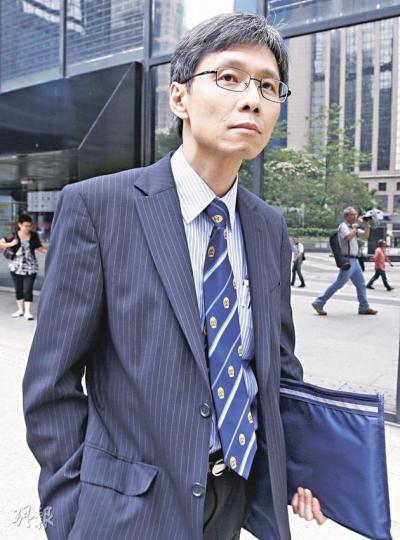 威院小兒外科主管李劍雄昨指出,若力量足夠,一拳便足以造成男童現有的傷勢。(李紹昌攝) 威院小兒外科主管李劍雄昨指出,若力量足夠,一拳便足以造成男童現有的傷勢。(李紹昌攝)