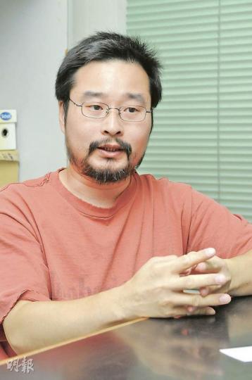 盧偉明(圖)2002年因公民抗命而違反《公安條例》,更被檢控,03年周錫輝仍邀請他到新界喇沙中學向百多名高中生演講,介紹公民抗命的理念,讓他感到獲支持,他對周錫輝離世感婉惜。(陳淑安攝) 盧偉明(圖)2002年因公民抗命而違反《公安條例》,更被檢控,03年周錫輝仍邀請他到新界喇沙中學向百多名高中生演講,介紹公民抗命的理念,讓他感到獲支持,他對周錫輝離世感婉惜。(陳淑安攝)