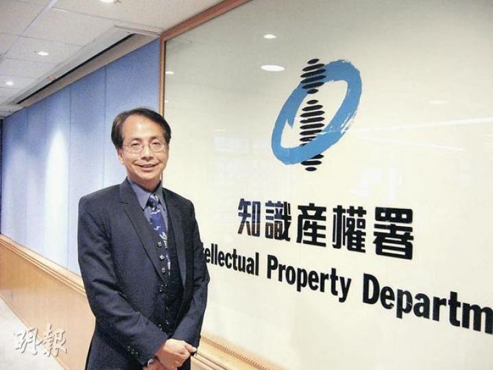 知識產權署長張錦輝(圖)建議法例訂明,即使並非為商業牟利而發布侵權作品,會列出被傳播作品的價值、複製量等因素給法庭,考慮侵權者應否負上刑責。(黃靜雅攝) 知識產權署長張錦輝(圖)建議法例訂明,即使並非為商業牟利而發布侵權作品,會列出被傳播作品的價值、複製量等因素給法庭,考慮侵權者應否負上刑責。(黃靜雅攝)