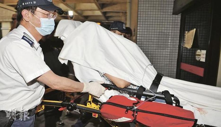 北角建華街一間安老院女職員昨日被分居丈夫上門斬傷送院。血案懷疑與感情問題有關。(衛永康攝) 北角建華街一間安老院女職員昨日被分居丈夫上門斬傷送院。血案懷疑與感情問題有關。(衛永康攝)