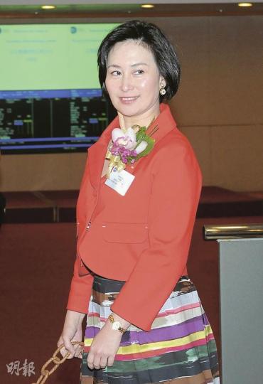 「親生仔」美高梅中國終於上市,何超瓊昨日身穿紅色外套出席上市儀式,增添喜慶意味。(陳淑安攝) 「親生仔」美高梅中國終於上市,何超瓊昨日身穿紅色外套出席上市儀式,增添喜慶意味。(陳淑安攝)