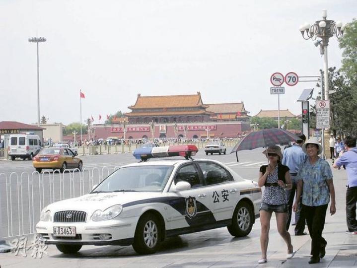 六四前夕,北京天安門廣場附近有多輛警車停泊。(明報記者攝) 六四前夕,北京天安門廣場附近有多輛警車停泊。(明報記者攝)
