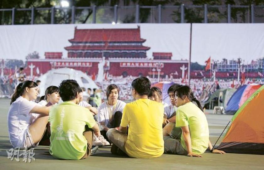 教協及支聯會首次在維園足球場舉行「廣場的日與夜」學生營,64名中學生在維園紮營,體驗當日在天安門廣場發生的「那場風波」。(林振東攝)黑布蒙眼,面對軍隊進場,應留應退?昨日參與「廣場的日與夜」學生營的學生,要自行選擇下一步,大會為了效果逼真,有人扮演軍人手持玩具槍推撞學生。(彭美芳攝)一批中學生在維園重組天安門廣場清場一幕,雙手放在頭上,部分人聽到大會播放軍隊開槍的「砰、砰」聲,忍不住哭起來。(彭美芳攝) 教協及支聯會首次在維園足球場舉行「廣場的日與夜」學生營,64名中學生在維園紮營,體驗當日在天安門廣場發生的「那場風波」。(林振東攝)黑布蒙眼,面對軍隊進場,應留應退?昨日參與「廣場的日與夜」學生營的學生,要自行選擇下一步,大會為了效果逼真,有人扮演軍人手持玩具槍推撞學生。(彭美芳攝)一批中學生在維園重組天安門廣場清場一幕,雙手放在頭上,部分人聽到大會播放軍隊開槍的「砰、砰」聲,忍不住哭起來。(彭美芳攝)