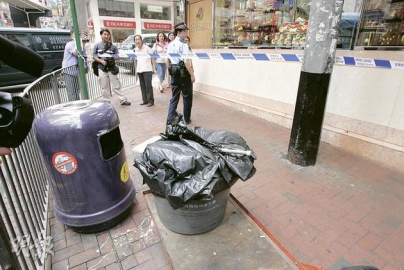 清潔女工欲將街邊垃圾桶垃圾倒入手推車時,赫然發現一個袋裝着嬰屍,事後大批警員到場調查。(黃雄攝) 清潔女工欲將街邊垃圾桶垃圾倒入手推車時,赫然發現一個袋裝着嬰屍,事後大批警員到場調查。(黃雄攝)