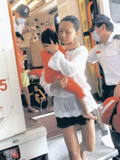 遇溺女童由母親抱着送抵醫院,其胞姊尾隨在後。(梁琬珊攝) 遇溺女童由母親抱着送抵醫院,其胞姊尾隨在後。(梁琬珊攝)