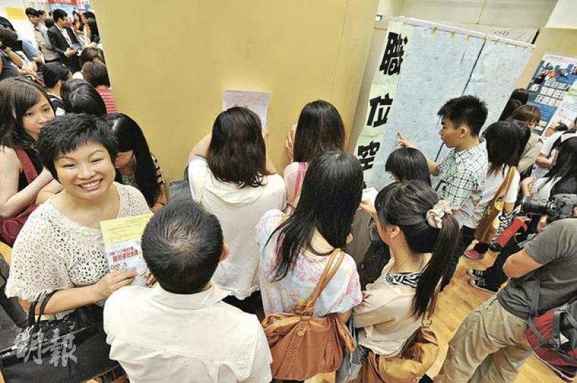 僱員再培訓局及循道衛理中心昨合辦招聘日,提供約3000個空缺。入場者找到心儀職位,可即場填寫申請表,等候僱主安排見工。 (尹錦恩攝)23歲的林先生應徵酒店保安主任,月薪8500至1萬元。他曾任職酒店會計及地產,認為酒店保安的薪金吸引,自己的學歷及工作經驗是優勢。(尹錦恩攝) 僱員再培訓局及循道衛理中心昨合辦招聘日,提供約3000個空缺。入場者找到心儀職位,可即場填寫申請表,等候僱主安排見工。 (尹錦恩攝)23歲的林先生應徵酒店保安主任,月薪8500至1萬元。他曾任職酒店會計及地產,認為酒店保安的薪金吸引,自己的學歷及工作經驗是優勢。(尹錦恩攝)