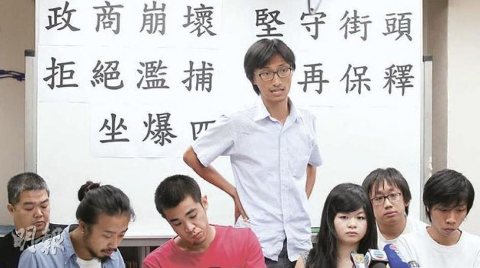「坐爆48」行動參與者之一朱凱迪(站立者)表示,他們提出抗議是為了不辜負香港人享有的自由。(林振東攝) 「坐爆48」行動參與者之一朱凱迪(站立者)表示,他們提出抗議是為了不辜負香港人享有的自由。(林振東攝)