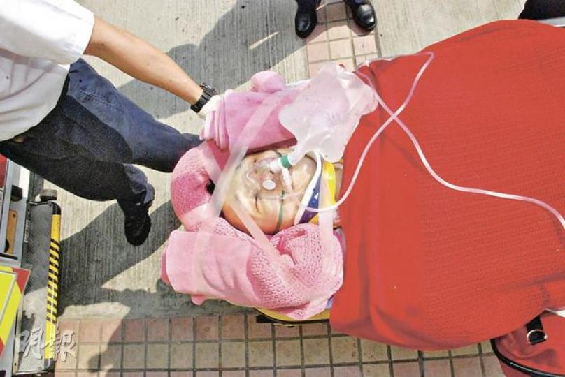 於新田圍邨高處墮下的男子送院時昏迷,需由氧氣罩協助呼吸,送院後證實死亡。(雲錦鋒攝) 於新田圍邨高處墮下的男子送院時昏迷,需由氧氣罩協助呼吸,送院後證實死亡。(雲錦鋒攝)