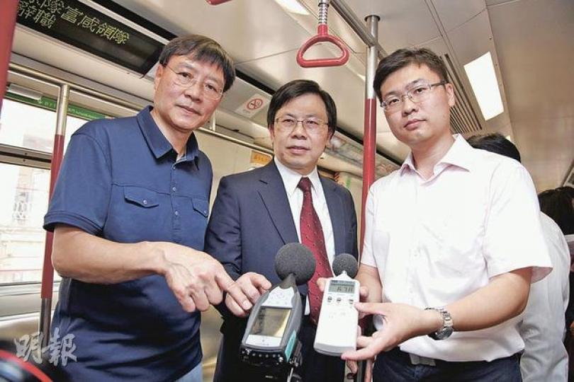 王國興(左一)與港鐵技術及工程事務總經理梁泉材(中)及公共事業監察組成員陳智恆昨到荃灣線量度噪音,發現噪音最高達87分貝,高於70分貝標準。(陳智良攝) 王國興(左一)與港鐵技術及工程事務總經理梁泉材(中)及公共事業監察組成員陳智恆昨到荃灣線量度噪音,發現噪音最高達87分貝,高於70分貝標準。(陳智良攝)