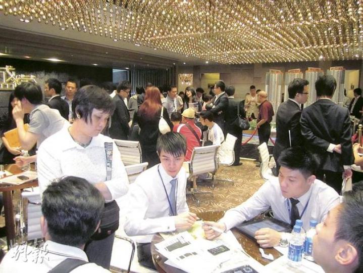 長實繼續發售大圍「譽•名城」,代理估計昨再售逾30伙,令樓盤3天來累售單位增至約130伙。圖為售樓處昨日的情况。(林可為攝) 長實繼續發售大圍「譽•名城」,代理估計昨再售逾30伙,令樓盤3天來累售單位增至約130伙。圖為售樓處昨日的情况。(林可為攝)