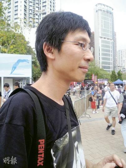 1989年曾參與天安門學生運動的趙先生,不擔心被報復,他希望香港繼續紀念六四,帶領中國民主化。(陳景龍攝)1989年六四當天,余剛在南京參加學生運動支持民主自由,今年是他第三次來港參加六四集會。(具格攝)廣州知名博客北風無懼秋後算帳,昨到維園集會,他寄語港人要有危機意識,民主和自由都不是必然。(劉焌陶攝)六四22周年,來自浙江的林同學昨日首次到維園參加集會,希望了解更多這段歷史。(具格攝)昨晚的六四晚會除悼念六四死難者外,要求釋放趙連海、劉曉波、譚作人等維權人士,亦是議題之一。(林振東攝)多個團 1989年曾參與天安門學生運動的趙先生,不擔心被報復,他希望香港繼續紀念六四,帶領中國民主化。(陳景龍攝)1989年六四當天,余剛在南京參加學生運動支持民主自由,今年是他第三次來港參加六四集會。(具格攝)廣州知名博客北風無懼秋後算帳,昨到維園集會,他寄語港人要有危機意識,民主和自由都不是必然。(劉焌陶攝)六四22周年,來自浙江的林同學昨日首次到維園參加集會,希望了解更多這段歷史。(具格攝)昨晚的六四晚會除悼念六四死難者外,要求釋放趙連海、劉曉波、譚作人等維權人士,亦是議題之一。(林振東攝)多個團