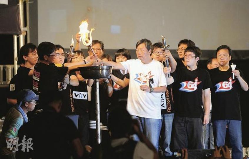 新任支聯會主席李卓人(白衣者)在六四燭光晚會的台上,點燃起民主火炬,象徵把平反六四、追求民主的堅持,薪火相傳。(何家達攝)支聯會主席李卓人(中)與參與六四體驗營的學生打成一片,他說在年輕人的活力和激情感染下,連疲累也忘掉。他慶幸新一代沒有在繁榮夢中忘記歷史。(李紹昌攝) 新任支聯會主席李卓人(白衣者)在六四燭光晚會的台上,點燃起民主火炬,象徵把平反六四、追求民主的堅持,薪火相傳。(何家達攝)支聯會主席李卓人(中)與參與六四體驗營的學生打成一片,他說在年輕人的活力和激情感染下,連疲累也忘掉。他慶幸新一代沒有在繁榮夢中忘記歷史。(李紹昌攝)