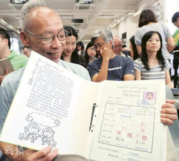 家住九龍城唐樓的劉伯,昨代表孫女到派位中心領取註冊證。他直言,選校、填表、叩門等,都由他一手包辦,因為孫女的父母都是內地人,沒有居港權,日常照顧孫女的責任由他一手包辦。(劉焌陶攝)新移民黃太得知女兒成功入讀第一志願嘉諾撒聖家學校,即喜上眉梢,直言去年獲分配九龍城區公屋,令女兒順利可報讀校網內小學,即使公屋面向墳場亦無所謂。(劉焌陶攝) 家住九龍城唐樓的劉伯,昨代表孫女到派位中心領取註冊證。他直言,選校、填表、叩門等,都由他一手包辦,因為孫女的父母都是內地人,沒有居港權,日常照顧孫女的責任由他一手包辦。(劉焌陶攝)新移民黃太得知女兒成功入讀第一志願嘉諾撒聖家學校,即喜上眉梢,直言去年獲分配九龍城區公屋,令女兒順利可報讀校網內小學,即使公屋面向墳場亦無所謂。(劉焌陶攝)