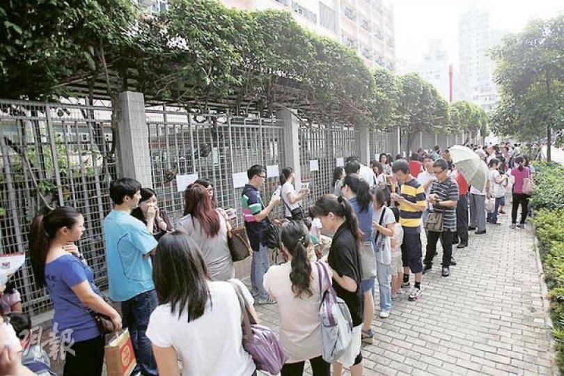 油蔴地天主教小學門前昨晨仍有不少家長,輪候領取「叩門」表格。(陳智良攝)小一統一派位昨日揭盅,「有人歡喜有人愁」。這一家人到底是喜是悲?原來嚴太(右)因女兒(左)順利入讀瑪利諾修院學校(小學部)喜極而泣,但女兒看見媽媽流淚卻不禁失笑。(劉焌陶攝) 油蔴地天主教小學門前昨晨仍有不少家長,輪候領取「叩門」表格。(陳智良攝)小一統一派位昨日揭盅,「有人歡喜有人愁」。這一家人到底是喜是悲?原來嚴太(右)因女兒(左)順利入讀瑪利諾修院學校(小學部)喜極而泣,但女兒看見媽媽流淚卻不禁失笑。(劉焌陶攝)
