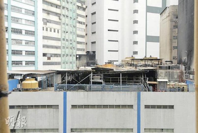 荃灣馬角街14至18號栢獅電子大廈,天台搭建了大批鐵皮屋,懷疑屬於僭建物。(林錫禮攝)火警現場天台築起懷疑僭建鐵皮屋,鐵皮蓋下存有多個金屬樽,樽內疑儲有化學物品。(屈俊樂攝) 荃灣馬角街14至18號栢獅電子大廈,天台搭建了大批鐵皮屋,懷疑屬於僭建物。(林錫禮攝)火警現場天台築起懷疑僭建鐵皮屋,鐵皮蓋下存有多個金屬樽,樽內疑儲有化學物品。(屈俊樂攝)