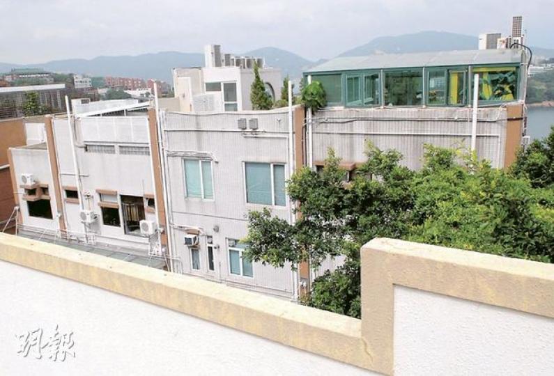 記者下午到林瑞麟的寓所外,發現其天台僭建物已拆除(左),他昨日解釋,為釋公眾疑慮,已按新的專業意見拆去天台的圍欄和帳蓬,但始終不願回應是否僭建。而林瑞麟寓所右方的天台,仍保留明顯違規的天台屋。(鍾炳然攝) 記者下午到林瑞麟的寓所外,發現其天台僭建物已拆除(左),他昨日解釋,為釋公眾疑慮,已按新的專業意見拆去天台的圍欄和帳蓬,但始終不願回應是否僭建。而林瑞麟寓所右方的天台,仍保留明顯違規的天台屋。(鍾炳然攝)