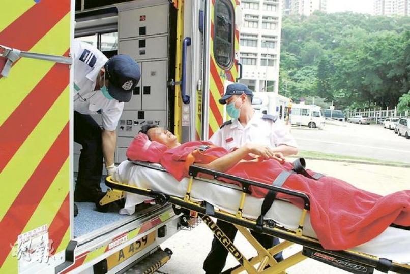 疑為竊匪的男子在樂華北邨一大廈低層墮下,警員調查後發現他並非該邨住客,在他身上發現其他人的證件和財物。(梁琬珊攝)警員在場調查,懷疑當事人在樂華北邨爆竊期間不慎墮樓。(梁婉珊攝) 疑為竊匪的男子在樂華北邨一大廈低層墮下,警員調查後發現他並非該邨住客,在他身上發現其他人的證件和財物。(梁琬珊攝)警員在場調查,懷疑當事人在樂華北邨爆竊期間不慎墮樓。(梁婉珊攝)