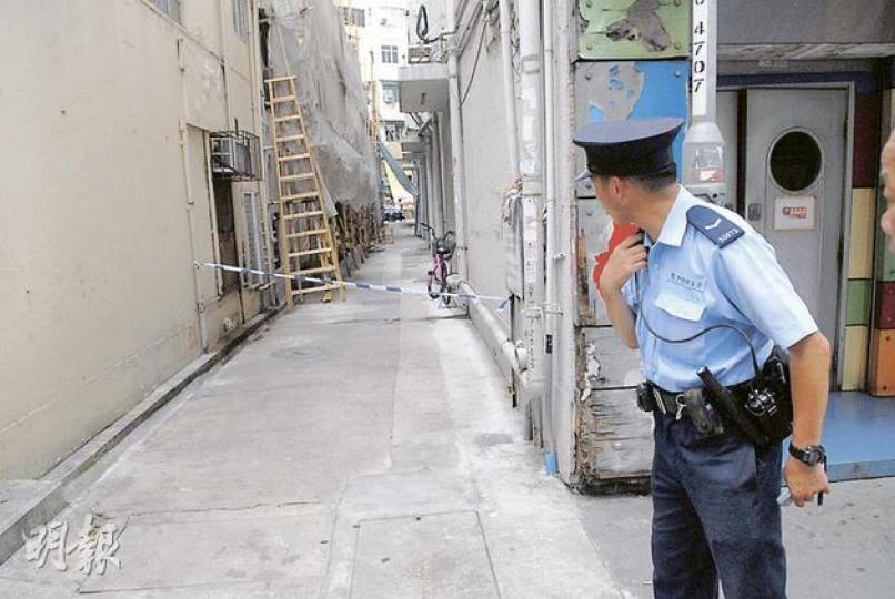 警方接報案件後立即派員到場,將元朗炮仗坊附近的第一現場後巷封鎖,以便進一步調查。(屈俊樂攝)少年元朗遇劫,奮力反抗保住iPhone手機,但被利器割傷,事後衝入一間診所求助及報警。(屈俊樂攝)為被劫少年初步包紮的診所醫生殷錦新(圖)一邊比劃一邊解說,少年左手和右唇受了2.5吋及4吋的刀傷,手部傷口深可見骨。(屈俊樂攝) 警方接報案件後立即派員到場,將元朗炮仗坊附近的第一現場後巷封鎖,以便進一步調查。(屈俊樂攝)少年元朗遇劫,奮力反抗保住iPhone手機,但被利器割傷,事後衝入一間診所求助及報警。(屈俊樂攝)為被劫少年初步包紮的診所醫生殷錦新(圖)一邊比劃一邊解說,少年左手和右唇受了2.5吋及4吋的刀傷,手部傷口深可見骨。(屈俊樂攝)