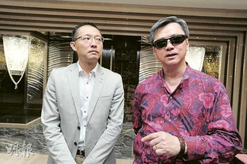 長實執行董事趙國雄(右)表示,將加快步伐推出名城第三期,料9月至10月可獲批出售樓文件,初步意向呎價1萬元起。(尹錦恩攝)譽.名城本周五起,將於深圳舉行10場推介會,料吸引約4000人次參加,發展商冀項目內地客比例由15%增至20%。圖為譽.名城設於紅磡都會廣場的售樓現場。(尹錦恩攝) 長實執行董事趙國雄(右)表示,將加快步伐推出名城第三期,料9月至10月可獲批出售樓文件,初步意向呎價1萬元起。(尹錦恩攝)譽.名城本周五起,將於深圳舉行10場推介會,料吸引約4000人次參加,發展商冀項目內地客比例由15%增至20%。圖為譽.名城設於紅磡都會廣場的售樓現場。(尹錦恩攝)