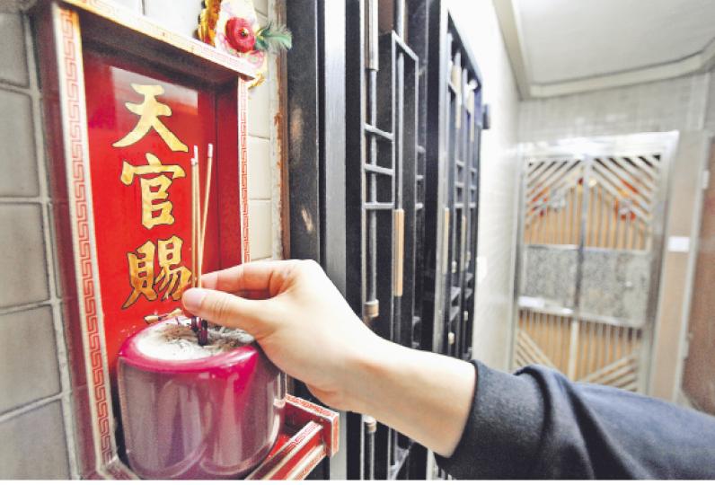 因燒香拜神惹官非的被告家庭,其中一個香爐設在大門左方(從閘外看)位置,被告許嬋美的兒子馬偉業昨日向記者講述事件時亦「夠鐘上香」,並已改用較短身、長11厘米的環保香。(余俊亮攝)原訴胡偉欣一家的大門裝有閉路電視鏡頭,拍下了被告一家的舉動。(余俊亮攝)原訴一方單位,在鋼閘與大門之間裝有風扇(圖中黑色物體),成為雙方爭拗不斷的導火線之一。(鍾炳然攝) 因燒香拜神惹官非的被告家庭,其中一個香爐設在大門左方(從閘外看)位置,被告許嬋美的兒子馬偉業昨日向記者講述事件時亦「夠鐘上香」,並已改用較短身、長11厘米的環保香。(余俊亮攝)原訴胡偉欣一家的大門裝有閉路電視鏡頭,拍下了被告一家的舉動。(余俊亮攝)原訴一方單位,在鋼閘與大門之間裝有風扇(圖中黑色物體),成為雙方爭拗不斷的導火線之一。(鍾炳然攝)