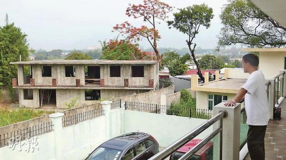 元朗大江埔村一名業主現以468萬元兜售自己的非法豪宅,一日內有3批人睇樓,他站在天台表示,旁邊兩座未建成的房屋,同屬非法寮屋建築。(明報記者攝) 元朗大江埔村一名業主現以468萬元兜售自己的非法豪宅,一日內有3批人睇樓,他站在天台表示,旁邊兩座未建成的房屋,同屬非法寮屋建築。(明報記者攝)