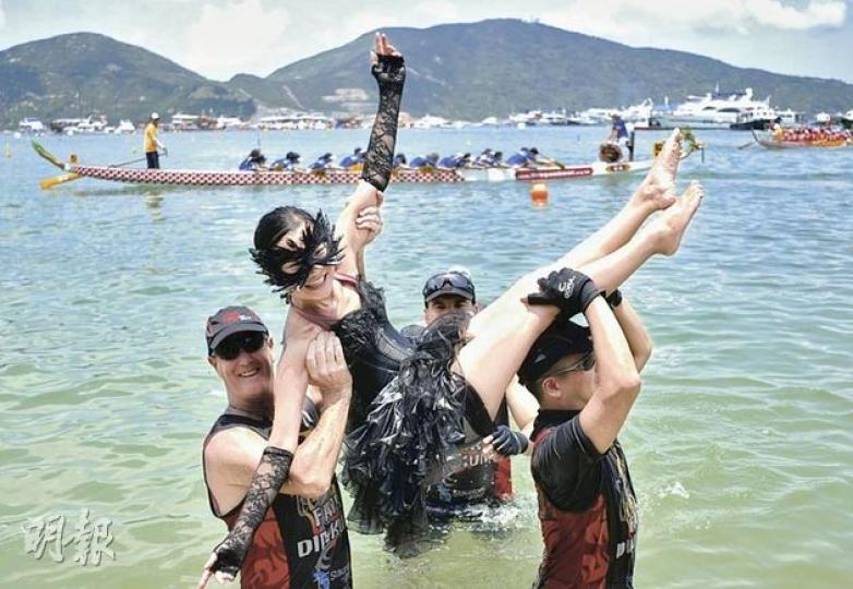 端午佳節下天氣炎熱,各泳灘和多個地區的海旁都擠滿弄潮市民和扒龍舟健兒,連近日在網上熱推的「紫荊女俠」也換上泳裝到赤柱游龍舟水,看真一點,這女俠原來是龍舟健兒扮成而已。天文台昨清晨7時45分已發出酷熱警告,至下午4時20分才取消。 (余俊亮攝) 端午佳節下天氣炎熱,各泳灘和多個地區的海旁都擠滿弄潮市民和扒龍舟健兒,連近日在網上熱推的「紫荊女俠」也換上泳裝到赤柱游龍舟水,看真一點,這女俠原來是龍舟健兒扮成而已。天文台昨清晨7時45分已發出酷熱警告,至下午4時20分才取消。 (余俊亮攝)