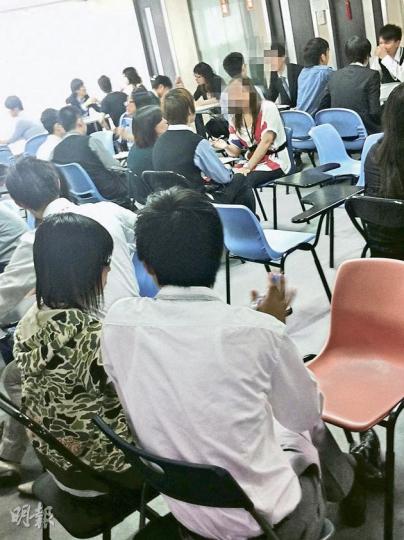 位於旺角的市場推廣公司,長期擠滿年輕人,由身穿西裝者向「友人」推銷。(何家達攝)(明報製圖) 位於旺角的市場推廣公司,長期擠滿年輕人,由身穿西裝者向「友人」推銷。(何家達攝)(明報製圖)