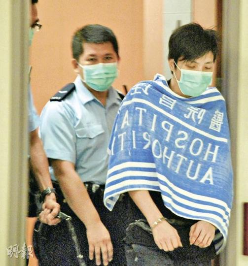 33歲姓徐疑犯(右)被捕後聲稱毒癮起,由警員押解到醫院檢驗。(雲錦鋒攝)探員事後在現場調查,並在的士旁發現懷疑屬於劫匪的銀包。(蔡方山攝)的士司機位遺下血漬,座位亦遭割破,車內遺下一把懷疑涉案的藍色 33歲姓徐疑犯(右)被捕後聲稱毒癮起,由警員押解到醫院檢驗。(雲錦鋒攝)探員事後在現場調查,並在的士旁發現懷疑屬於劫匪的銀包。(蔡方山攝)的士司機位遺下血漬,座位亦遭割破,車內遺下一把懷疑涉案的藍色