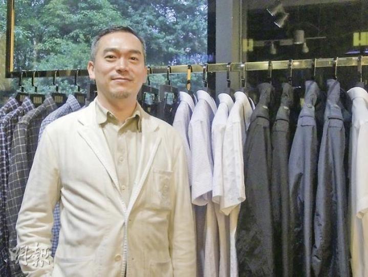 勇俊控股首席執行官沈嘉奕表示,內地消費者生活水平及收入提高,視野擴闊,對品牌認識增加,不再滿足單一品牌,而是追求不同服裝配搭。(羅湋楠攝) 勇俊控股首席執行官沈嘉奕表示,內地消費者生活水平及收入提高,視野擴闊,對品牌認識增加,不再滿足單一品牌,而是追求不同服裝配搭。(羅湋楠攝)