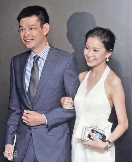 李民橋與新婚太太Bonnie一齊出席Prada活動,全程表現恩愛。(余俊亮攝)Miuccia Prada(左)同財經事務及庫務局副局長梁鳳儀(右)密密斟,唔知係咪討論緊下季興咩款呢?(余俊亮攝) 李民橋與新婚太太Bonnie一齊出席Prada活動,全程表現恩愛。(余俊亮攝)Miuccia Prada(左)同財經事務及庫務局副局長梁鳳儀(右)密密斟,唔知係咪討論緊下季興咩款呢?(余俊亮攝)