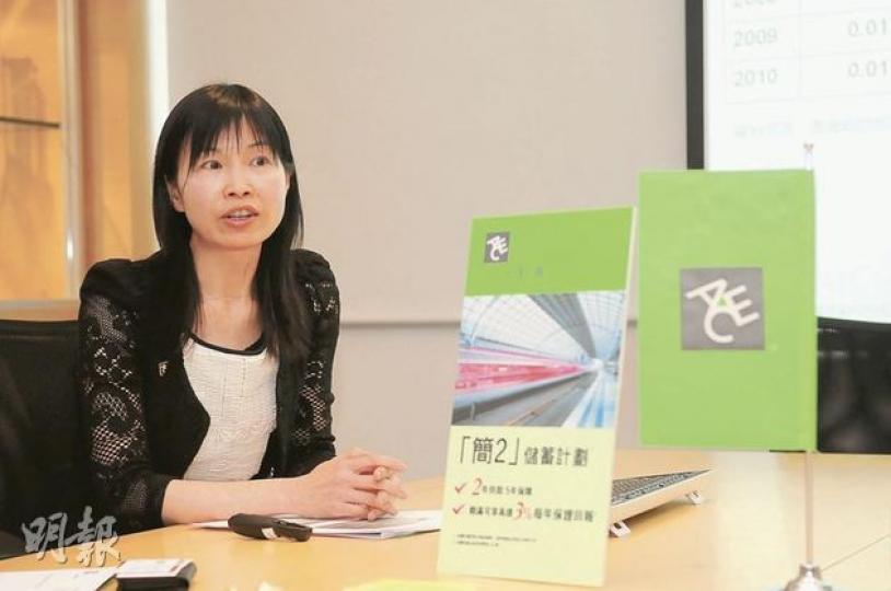 關麗明指出,近年港元儲蓄利率偏低,「簡2」計劃正好為市民提供較高回報,抗衡通脹。(張智超攝) 關麗明指出,近年港元儲蓄利率偏低,「簡2」計劃正好為市民提供較高回報,抗衡通脹。(張智超攝)