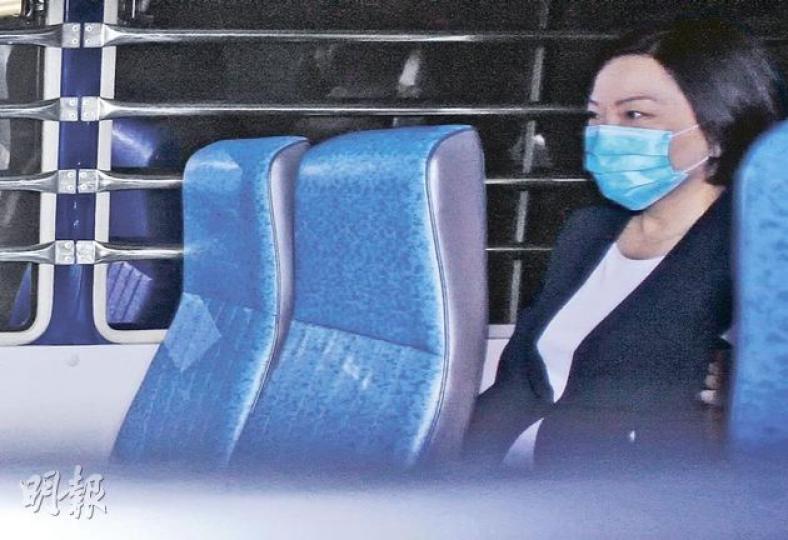 未被定罪的蔣麗莉突被撤保,隨即被囚車帶走,要在收押所過漫長一夜。(林振東攝)蔣麗莉昨中午仍可外出,與丈夫(右)及家人共晉午餐,其丈夫昨得悉妻子需要還押後,直言夫婦最關心4名子女。(李紹昌攝) 未被定罪的蔣麗莉突被撤保,隨即被囚車帶走,要在收押所過漫長一夜。(林振東攝)蔣麗莉昨中午仍可外出,與丈夫(右)及家人共晉午餐,其丈夫昨得悉妻子需要還押後,直言夫婦最關心4名子女。(李紹昌攝)
