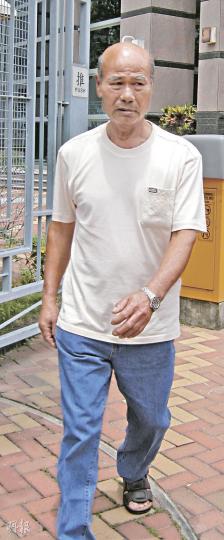 被告黎貴松昨在粉嶺裁判法院,否認在公眾地方作出猥褻行為及襲擊致造成身體傷害罪受審。(梁珮珊攝) 被告黎貴松昨在粉嶺裁判法院,否認在公眾地方作出猥褻行為及襲擊致造成身體傷害罪受審。(梁珮珊攝)