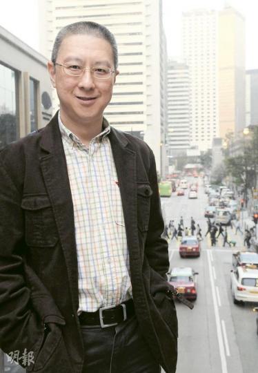 古永鏘出生於香港,14歲留學澳洲,20歲舉家遷往美國,28歲回內地工作,曾當過搜狐的首席營運官,憑着對國情的了解,自創視頻網站優酷。(陳淑安攝) 古永鏘出生於香港,14歲留學澳洲,20歲舉家遷往美國,28歲回內地工作,曾當過搜狐的首席營運官,憑着對國情的了解,自創視頻網站優酷。(陳淑安攝)