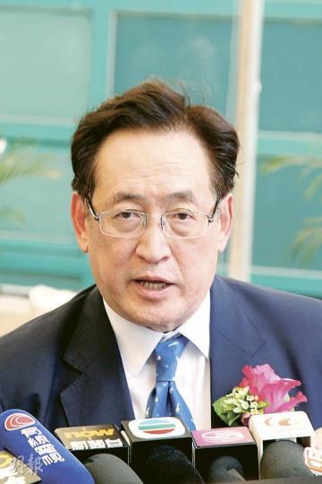 食物及衛生局長周一嶽說,德國雖指腸出血性大腸桿菌疫情已緩和,但發病率及嚴重性高,衛生署會研究將它加入須呈報的傳染病名單,加強監測。(陳智良攝) 食物及衛生局長周一嶽說,德國雖指腸出血性大腸桿菌疫情已緩和,但發病率及嚴重性高,衛生署會研究將它加入須呈報的傳染病名單,加強監測。(陳智良攝)