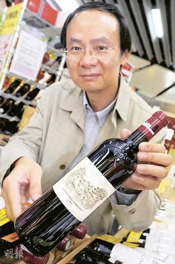 香港紅酒協會會長張耀成稱,「酒花」風險雖有,但回報率亦驚人。像他09年時以3000元一支訂購的「拉菲」酒花,近月終送到他手上,其市場價已暴漲到1.6萬元一支,帳面獲利4倍。( 何家達攝) 香港紅酒協會會長張耀成稱,「酒花」風險雖有,但回報率亦驚人。像他09年時以3000元一支訂購的「拉菲」酒花,近月終送到他手上,其市場價已暴漲到1.6萬元一支,帳面獲利4倍。( 何家達攝)