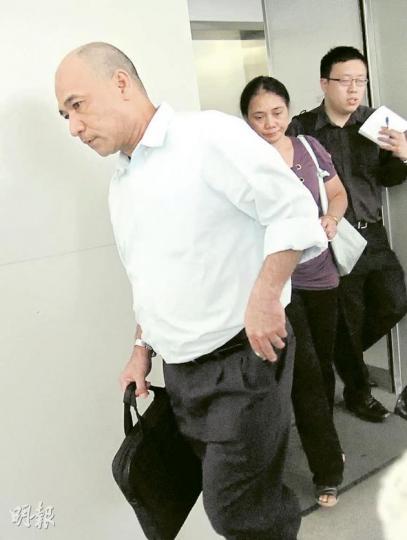 被告的家人(右一、二)昨聞判後表現輕鬆,但未有回應記者提問。(謝美琳攝) 被告的家人(右一、二)昨聞判後表現輕鬆,但未有回應記者提問。(謝美琳攝)