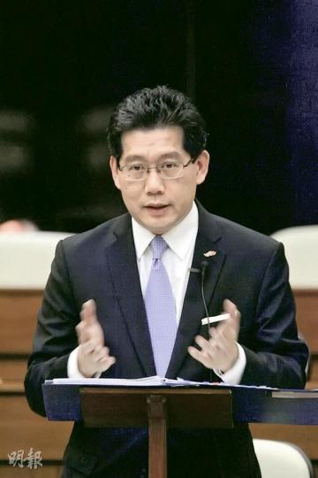 商務及經濟發展局署理局長蘇錦樑強調,葛輝的指控是無中生有,政府不會為此展開調查。(郭慶輝攝) 商務及經濟發展局署理局長蘇錦樑強調,葛輝的指控是無中生有,政府不會為此展開調查。(郭慶輝攝)