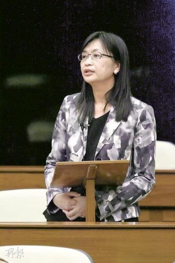議員不滿政府遲遲未公布派錢細節,署理財經事務及庫務局長梁鳳儀表示仍要商討很多細節,有消息會盡快公布。(郭慶輝攝) 議員不滿政府遲遲未公布派錢細節,署理財經事務及庫務局長梁鳳儀表示仍要商討很多細節,有消息會盡快公布。(郭慶輝攝)