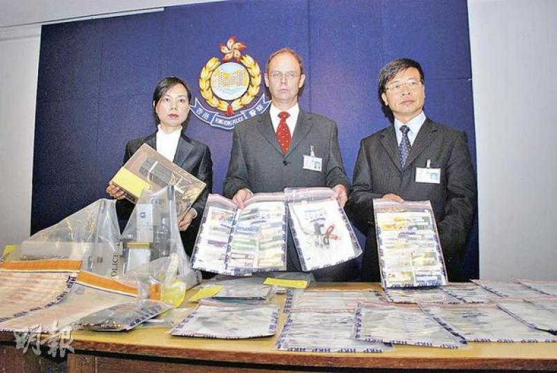 警方商業罪案調查科破獲自製假卡工場,拘捕一名內地男子,檢獲大批假卡及製卡工具。(雲錦鋒攝) 警方商業罪案調查科破獲自製假卡工場,拘捕一名內地男子,檢獲大批假卡及製卡工具。(雲錦鋒攝)