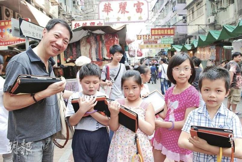 文化葫蘆4月起舉辦「iTour」,iPad內存有所需的歷史圖片、短片甚至動畫,增加導賞團的趣味和資訊。(袁柏恩攝) 文化葫蘆4月起舉辦「iTour」,iPad內存有所需的歷史圖片、短片甚至動畫,增加導賞團的趣味和資訊。(袁柏恩攝)