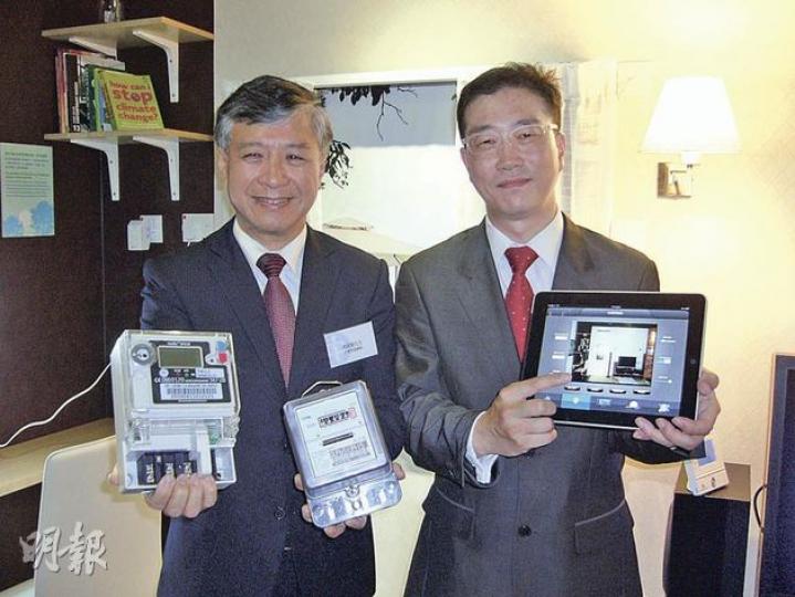 中電營運總裁潘偉賢(左)指透過智能電表(右手)可讓用戶更易掌握用電情况,中電高級智能電網發展經理關仲明(右)示範以iPad控制家居的電器,並監測電器的用電量。(黃靜雅攝) 中電營運總裁潘偉賢(左)指透過智能電表(右手)可讓用戶更易掌握用電情况,中電高級智能電網發展經理關仲明(右)示範以iPad控制家居的電器,並監測電器的用電量。(黃靜雅攝)