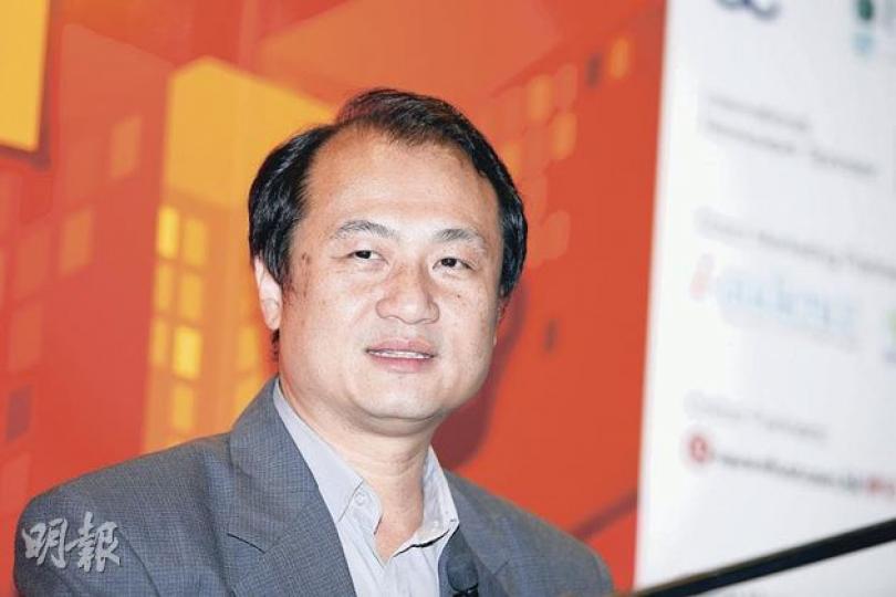 明報地產版主管陸振球指出,港人買樓平均支付首期達樓價四成半,相當穩陣。(陳智良攝) 明報地產版主管陸振球指出,港人買樓平均支付首期達樓價四成半,相當穩陣。(陳智良攝)