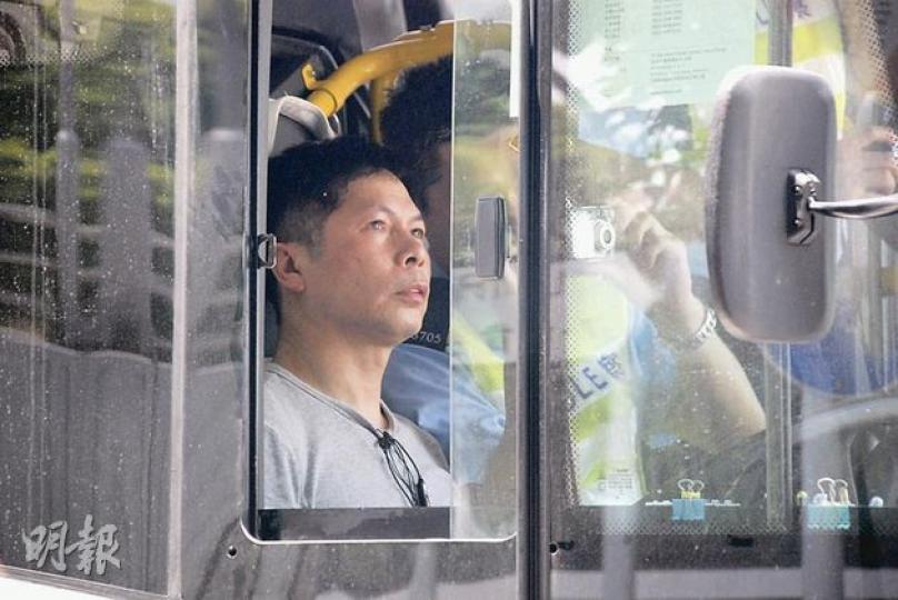 肇事旅巴司機聲稱自己角度看不到有人過路,被警方要求於司機位拍下不同角度作證。(雲錦鋒攝)女傭被救出後急送院搶救,惟已沒有反應,最後證實不治。(雲錦鋒攝) 肇事旅巴司機聲稱自己角度看不到有人過路,被警方要求於司機位拍下不同角度作證。(雲錦鋒攝)女傭被救出後急送院搶救,惟已沒有反應,最後證實不治。(雲錦鋒攝)