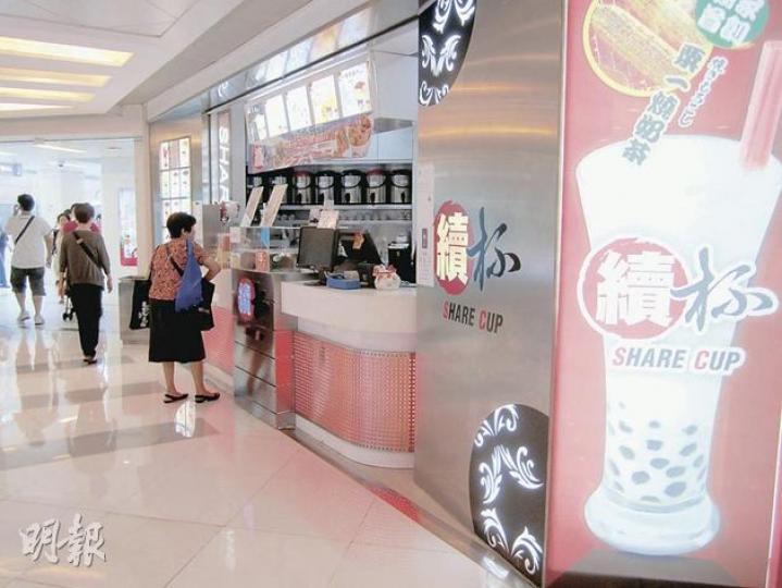 「續杯」老闆姚澤群表示,該店主要售賣珍珠奶茶,「芒果玉露」出事後,生意未受太大影響。(梁杏怡攝)「續杯」的「芒果玉露」超標23倍,昨日仍未復售,貼上「暫停」字樣。(梁杏怡攝) 「續杯」老闆姚澤群表示,該店主要售賣珍珠奶茶,「芒果玉露」出事後,生意未受太大影響。(梁杏怡攝)「續杯」的「芒果玉露」超標23倍,昨日仍未復售,貼上「暫停」字樣。(梁杏怡攝)