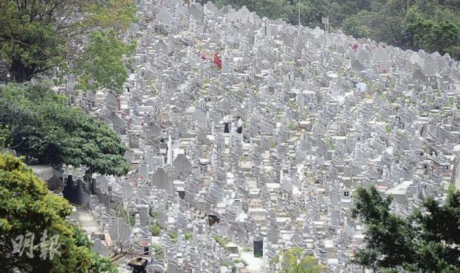 鑽石山至慈雲山一帶山頭,大批懷疑僭建墳墓依山而建,殯儀業界估計數目多達十萬個、存在數十年。食環署正委派外判制服保安員,調查每個墳墓資料部署清拆,考慮日後檢控。當局做法引起家屬不滿破壞先人入土安寧,要求先提出安置方案。(朱永倫攝)黃小姐(右)祖父安葬於鑽石山頭40年,近月被當局懷疑是僭建山墳,於拜台位置鑿了告示牌,但有關警告句語被人撕去。而屬黃小姐父親兩年前所建的墳墓(圖中黃小姐身處位置)卻沒有牌子,黃質疑當局介定「非法」的準則不清。(朱永倫攝)告示牌上被人撕去的公告變成垃圾,地政總署今年3月列出 鑽石山至慈雲山一帶山頭,大批懷疑僭建墳墓依山而建,殯儀業界估計數目多達十萬個、存在數十年。食環署正委派外判制服保安員,調查每個墳墓資料部署清拆,考慮日後檢控。當局做法引起家屬不滿破壞先人入土安寧,要求先提出安置方案。(朱永倫攝)黃小姐(右)祖父安葬於鑽石山頭40年,近月被當局懷疑是僭建山墳,於拜台位置鑿了告示牌,但有關警告句語被人撕去。而屬黃小姐父親兩年前所建的墳墓(圖中黃小姐身處位置)卻沒有牌子,黃質疑當局介定「非法」的準則不清。(朱永倫攝)告示牌上被人撕去的公告變成垃圾,地政總署今年3月列出