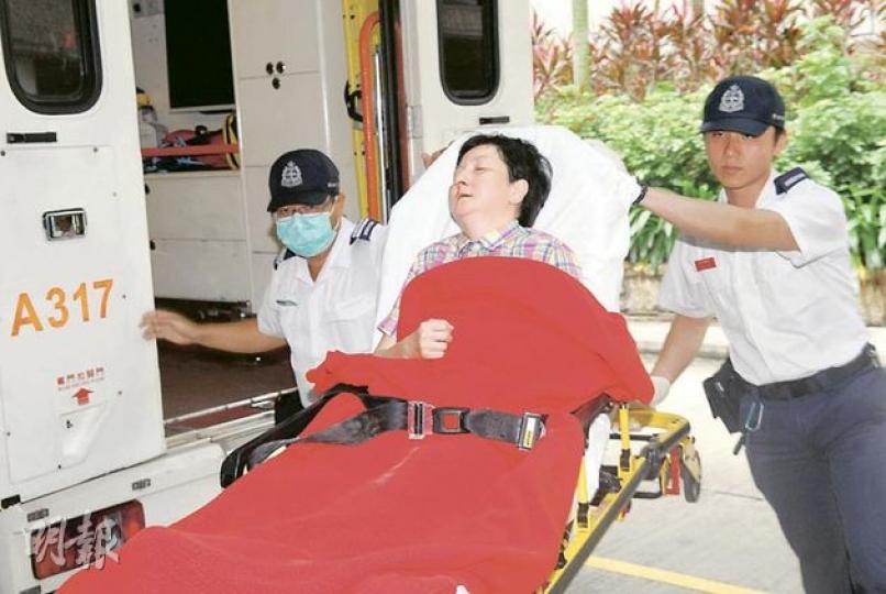 被侄兒打傷的姑姑鼻血長流,即場接受治理後送院。(梁琬珊攝) 被侄兒打傷的姑姑鼻血長流,即場接受治理後送院。(梁琬珊攝)